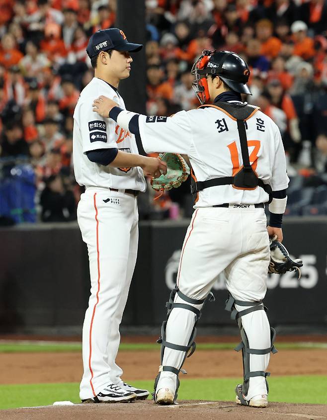 31일 대전한화생명볼파크에서 열린 2025 프로야구 KBO리그 포스트시즌 한국시리즈 5차전 LG 트윈스와 한화 이글스의 경기. 1회초 LG에게 실점한 한화 문동주가 포수 최재훈과 대화하고 있다. 연합뉴스