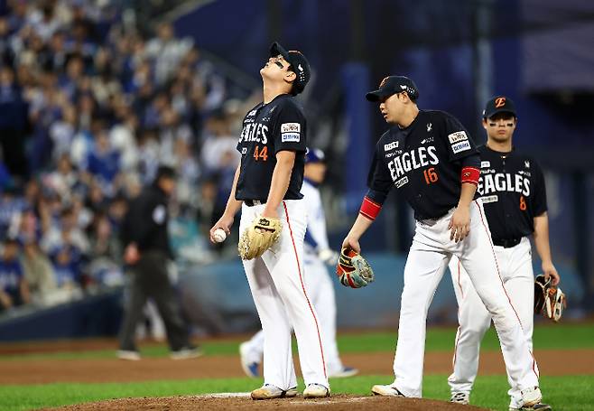 22일 대구삼성라이온즈파크에서 열린 2025 KBO 포스트시즌 플레이오프 한화 이글스 대 삼성 라이온즈 4차전. 6회 말 4실점한 한화 투수 김서현이 아쉬워 하는 모습. 연합뉴스