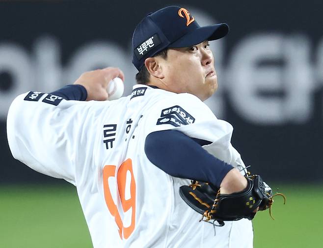 31일 대전한화생명볼파크에서 열린 2025 프로야구 KBO리그 포스트시즌 한국시리즈 5차전 LG 트윈스와 한화 이글스의 경기. 8회초 한화 류현진이 역투하고 있다. 연합뉴스