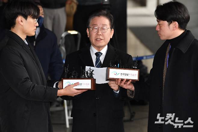 대장동·위례신도시 개발비리 연루 혐의로 출석하는 이재명 당시 민주당 대표. 류영주 기자