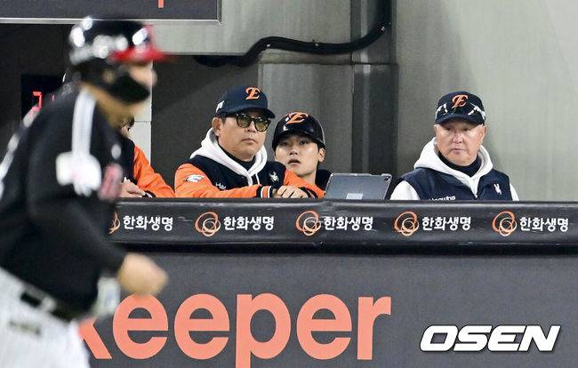 [OSEN=대전, 박준형 기자] 프로야구 LG 트윈스가 9회에만 6점을 올리는 극적인 역전승을 거두고 한국시리즈 승기를 잡았다.LG는 30일 대전 한화생명볼파크에서 열린 2025 신한 SOL뱅크 KBO 한국시리즈 4차전 한화 이글스와의 경기에서 7-4로 승리했다. 이날 승리로 LG는 시리즈 전적 3승 1패를 선점했다. 역대 한국시리즈에서 3승 1패를 선점한 팀이 우승한 확률은 94.4%(17/18)다. LG의 한국시리즈 우승까지는 단 1승이 남았다.9회초 한화 양상문 코치와 김경문 감독이 교체되는 김현수를 바라보고 있다.   2025.10.30 / soul1014@osen.co.kr