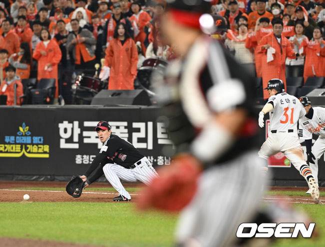 [OSEN=대전, 손용호 기자] 30일 대전 한화생명볼파크에서 2025 신한 SOL Bank KBO리그 포스트시즌 한국시리즈 4차전 한화 이글스와 LG 트윈스의 경기가 열렸다.이날 경기에 한화는 와이스를, LG는 치리노스를 선발투수로 내세웠다. 7회말 1사 1루 손아섭의 타구를 3루수 문보경이 악송구 손아섭이 세이프, 2루까지 진루했다.  2025.10.30/spjj@osen.co.kr