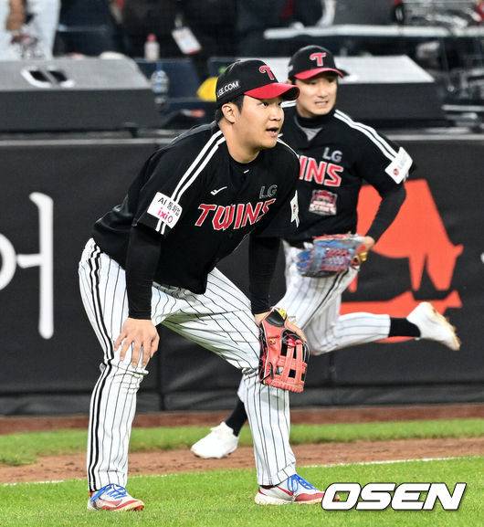 [OSEN=대전, 이대선 기자] 30일 대전 한화생명볼파크에서 2025 신한 SOL Bank KBO리그 포스트시즌 한국시리즈 4차전 한화 이글스와 LG 트윈스의 경기가 열렸다.이날 경기에 한화는 와이스를, LG는 치리노스를 선발투수로 내세웠다. 7회말 1사 1루에서 LG 문보경이 한화 손아섭의 땅볼 때 송구 실책을 하고 아쉬워하고 있다. 2025.10.30 /sunday@osen.co.kr