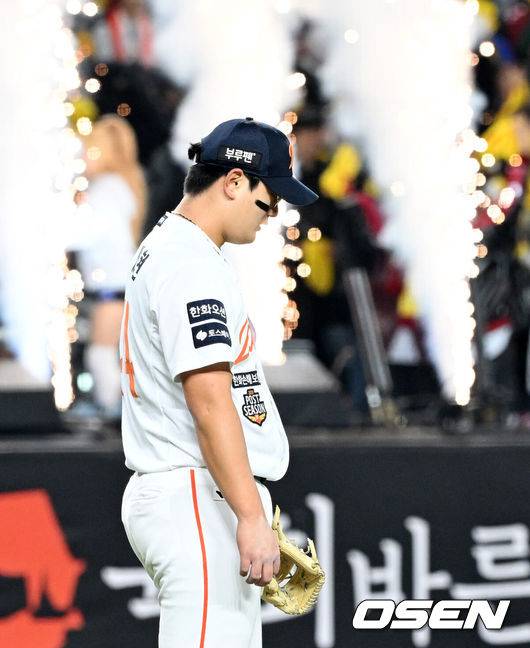 [OSEN=대전, 이대선 기자] 30일 대전 한화생명볼파크에서 2025 신한 SOL Bank KBO리그 포스트시즌 한국시리즈 4차전 한화 이글스와 LG 트윈스의 경기가 열렸다.이날 경기에 한화는 와이스를, LG는 치리노스를 선발투수로 내세웠다. 9회초 무사 1루에서 한화 김서현이 LG 박동원에게 중월 투런 홈런을 허용하고 있다. 2025.10.30 /sunday@osen.co.kr