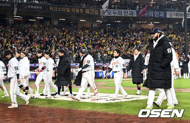 [OSEN=대전, 이대선 기자] 프로야구 LG 트윈스가 9회에만 6점을 올리는 극적인 역전승을 거두고 한국시리즈 승기를 잡았다.LG는 30일 대전 한화생명볼파크에서 열린 2025 신한 SOL뱅크 KBO 한국시리즈 4차전 한화 이글스와의 경기에서 7-4로 승리했다. 이날 승리로 LG는 시리즈 전적 3승 1패를 선점했다. 역대 한국시리즈에서 3승 1패를 선점한 팀이 우승한 확률은 94.4%(17/18)다. LG의 한국시리즈 우승까지는 단 1승이 남았다.한화 선수들이 경기장을 나가고 있다. 2025.10.30 /sunday@osen.co.kr