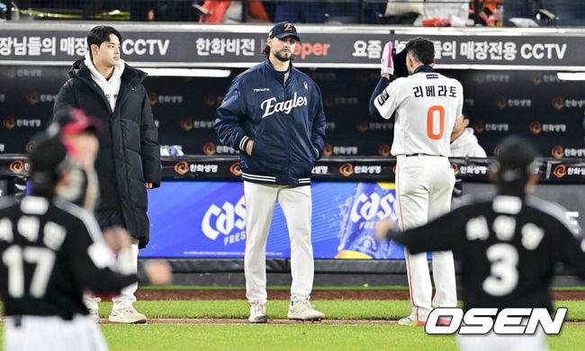 [OSEN=대전, 박준형 기자] 프로야구 LG 트윈스가 9회에만 6점을 올리는 극적인 역전승을 거두고 한국시리즈 승기를 잡았다.LG는 30일 대전 한화생명볼파크에서 열린 2025 신한 SOL뱅크 KBO 한국시리즈 4차전 한화 이글스와의 경기에서 7-4로 승리했다. 이날 승리로 LG는 시리즈 전적 3승 1패를 선점했다. 역대 한국시리즈에서 3승 1패를 선점한 팀이 우승한 확률은 94.4%(17/18)다. LG의 한국시리즈 우승까지는 단 1승이 남았다.경기종료후 한화 와이스가 기뻐하는 LG 선수들을 바라보고 있다.  2025.10.30 / soul1014@osen.co.kr