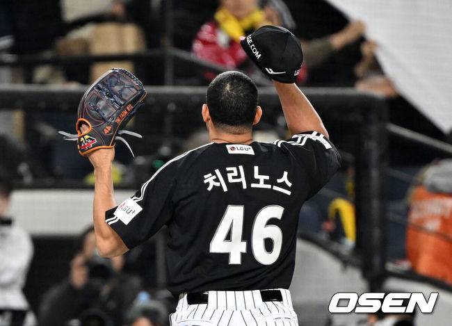 [OSEN=대전, 이대선 기자] 30일 대전 한화생명볼파크에서 2025 신한 SOL Bank KBO리그 포스트시즌 한국시리즈 4차전 한화 이글스와 LG 트윈스의 경기가 열렸다.이날 경기에 한화는 와이스를, LG는 치리노스를 선발투수로 내세웠다. 6회말 수비를 마친 LG 치리노스가 환호하고 있다. 2025.10.30 /sunday@osen.co.kr