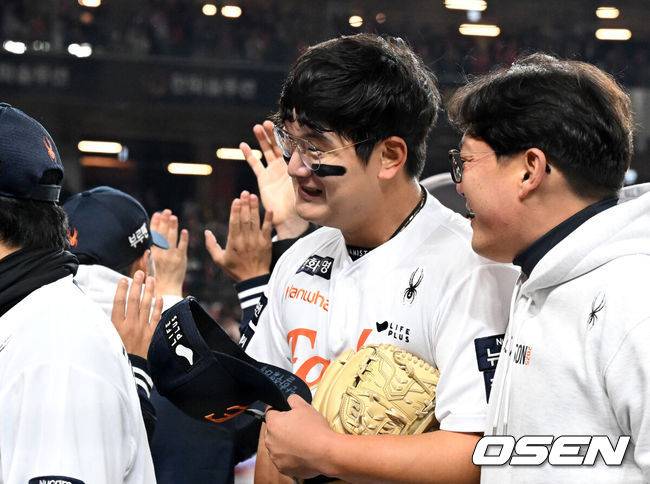 [OSEN=대전, 이대선 기자] 프로야구 한화 이글스가 극적인 역전승으로 반격에 성공했다.&nbsp;한화는 29일 대전 한화생명볼파크에서 열린 2025 신한 SOL뱅크 KBO 한국시리즈 3차전 LG 트윈스와의 경기에서 7-3 역전승을 거뒀다. 1차전과 2차전을 모두 내준 한화는 이날 승리로 시리즈 전적 1승 2패 추격을 시작했다.&nbsp;경기 종료 후 한화 김서현이 동료들과 승리의 기쁨을 나누고 있다. 2025.10.29 /sunday@osen.co.kr