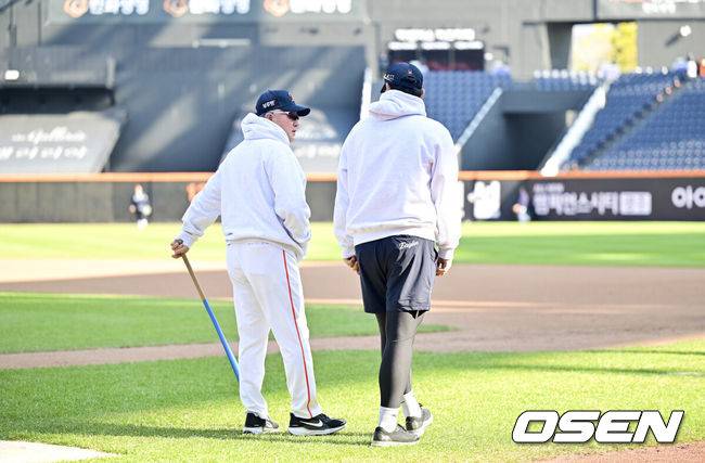 [OSEN=대전, 박준형 기자] 31일 대전 한화생명볼파크에서 2025 신한 SOL Bank KBO리그 포스트시즌 한국시리즈 4차전 한화 이글스와 LG 트윈스의 경기가 열렸다.이날 경기에 한화는 문동주를, LG는 톨허스트를 선발투수로 내세웠다. 경기에 앞서 한화 김경문 감독이 김서현을 다독이고 있다.   2025.10.31 / soul1014@osen.co.kr