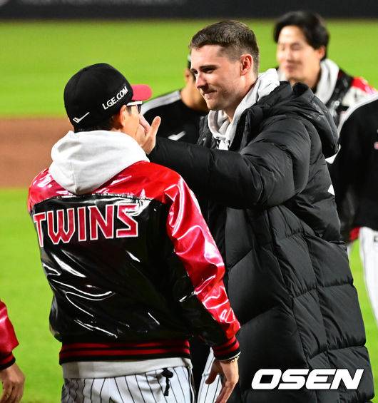 [OSEN=대전, 지형준 기자] 경기를 마치고 LG 염경엽 감독과 톨허스트가 승리 하이파이브를 하고 있다. 2025.10.30 /jpnews@osen.co.kr