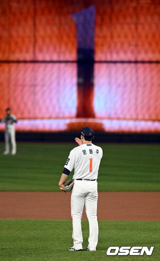 [OSEN=대전, 손용호 기자] 31일 대전 한화생명볼파크에서 2025 신한 SOL Bank KBO리그 포스트시즌 한국시리즈 5차전 한화 이글스와 LG 트윈스의 경기가 열렸다.이날 경기에 한화는 문동주를, LG는 톨허스트를 선발투수로 내세웠다. 한화 선발투수 문동주가 몸을 풀고  있다.  2025.10.31/spjj@osen.co.kr