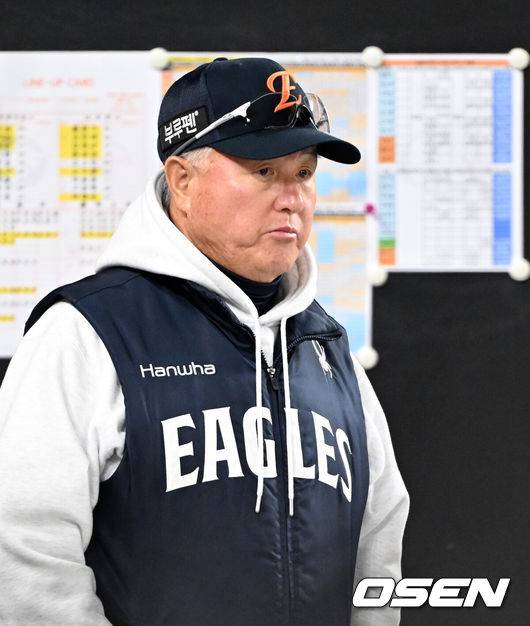 [OSEN=대전, 이대선 기자] 31일 대전 한화생명볼파크에서 2025 신한 SOL Bank KBO리그 포스트시즌 한국시리즈 5차전 한화 이글스와 LG 트윈스의 경기가 열렸다.이날 경기에 한화는 문동주를, LG는 톨허스트를 선발투수로 내세웠다. 경기에 앞서 한화 김경문 감독이 그라운드를 바라보고 있다. 2025.10.31 /sunday@osen.co.kr