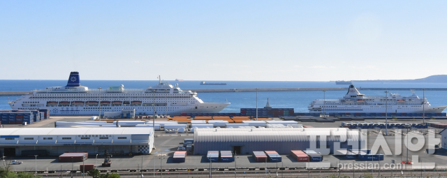 ▲(사진)은 지난 28일 APEC 회의 기간 동안 글로벌 CEO 들의 숙소로 사용할 크루즈선이 경북 포항 영일만항에 입항했다.ⓒ프레시안(오주호 기자)