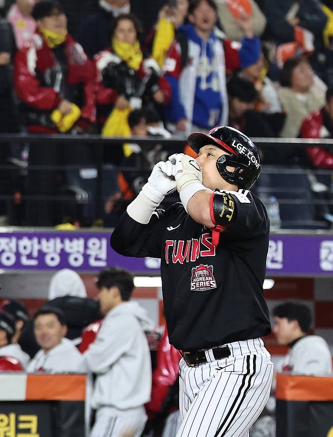 30일 대전 한화생명볼파크에서 열린 프로야구 2025 신한 SOL뱅크 KBO 포스트시즌 한국시리즈 4차전 LG 트윈스와 한화 이글스의 경기, 9회초 무사 1루 상황에서 LG 박동원이 한화 김서현을 상대로 투런홈런을 치고 그라운드를 돌고 있다. 뉴스1
