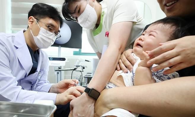 생후 6개월에서 13세 이하 어린이를 대상으로 실시하는 인플루엔자(독감) 국가예방접종 첫날인 9월 22일 광주 북구 두암동 에덴병원 소아청소년과에서 어린이가 예방접종을 받고 있다. 광주 북구 제공