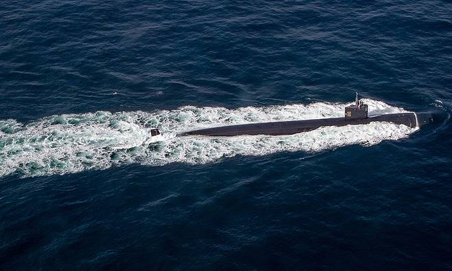 미 해군 LA급 핵추진잠수함 산 후안함이 수면 위로 항해하고 있다. 미 해군 제공