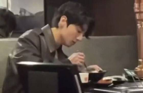 방탄소년단(BTS) 멤버 정국이 서울의 한 식당에서 홀로 식사를 즐기는 모습이 포착돼 팬들의 관심을 모으고 있다.&nbsp;엑스(X) 캡처