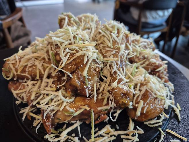 31일 푸라닭치킨이 서울 강서구 발산 직영점에서 공개한 신메뉴 ‘파브리파불로’는 한식 콘셉트의 ‘파불고기’를 재해석했다. 향긋하고 바삭한 파채튀김 토핑과 불향 입은 특제 불고기 소스가 특징이다. 김동환 기자