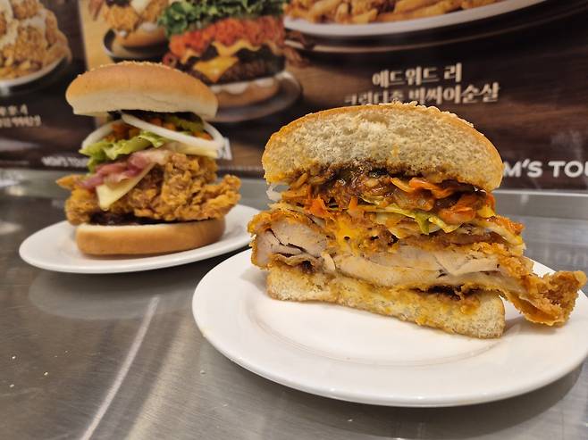 지난 15일 서울 중구 맘스터치 LAB DDP점에서 진행된 에드워드 리 셰프와의 두 번째 협업 메뉴 시식회에서 맘스터치가 선보인 ‘에드워드 리 K 싸이버거’. 김동환 기자