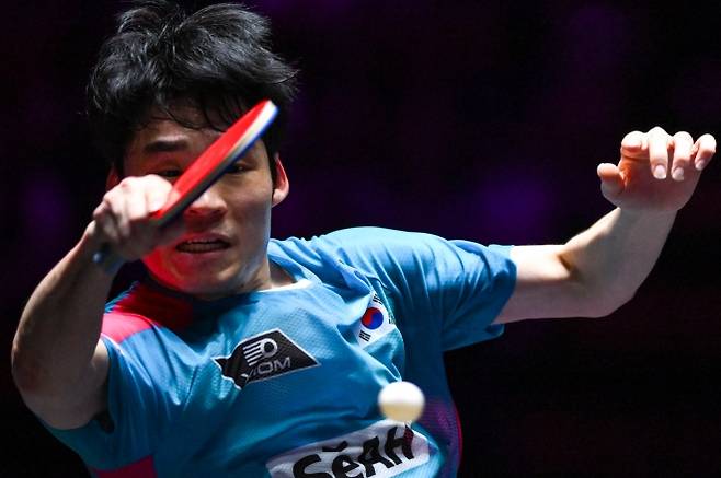 장우진, 마카오 챔피언스 4강 올라 왕추친과 맞대결 - [마카오=신화/뉴시스] 장우진(28위)이 13일(현지 시간) 중국 마카오에서 열린 2025 월드테이블테니스(WTT) 마카오 챔피언스 남자 단식 8강전에서 베네딕트 두다(8위·독일)와 경기하고 있다. 장우진이 4-2(11-8 9-11 8-11 11-7 13-11 11-6)로 승리하고 4강에 올라 왕추친(2위·중국)과 결승 진출을 다툰다. 2025.09.14.   <저작권자ⓒ 공감언론 뉴시스통신사. 무단전재-재배포 금지.>