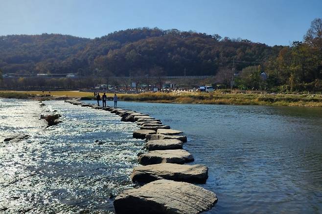 농다리 상류 작은 돌다리