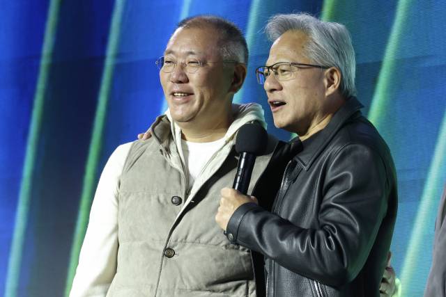 젠슨 황 엔비디아 최고경영자와 정의선 현대차그룹 회장이 30일 서울 코엑스에서 열린 엔비디아의 그래픽카드(GPU) '지포스' 출시 25주년 행사에서 단상에 올라 있다. 연합뉴스