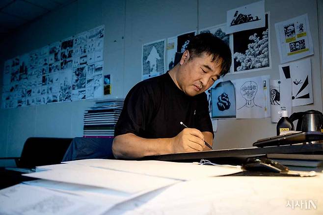 부천 작업실에서 작업 중인 박건웅 작가. ⓒ시사IN 박미소