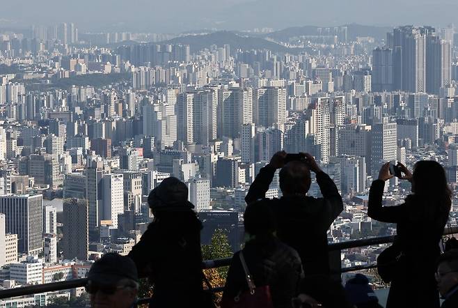 정부의 연이은 부동산 대책에도 소비자들의 집값 상승 기대는 4년 만에 가장 높은 수준인 것으로 나타난 10월28일 서울 남산에서 바라본 서울 도심 아파트 모습 ⓒ연합뉴스