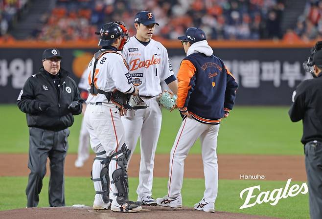 한화 문동주가 31일 대전한화생명볼파크에서 열린 LG와 KS 5차전에 선발등판해 1이닝 만에 교체됐다. 사진제공｜한화 이글스