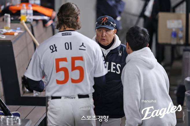 한화 라이언 와이스가 30일 대전 한화생명볼파크에서 열린 LG와의 한국시리즈 4차전에서 선발 임무를 마친 뒤 김경문 감독과 이야기하고 있다. 한화이글스 제공