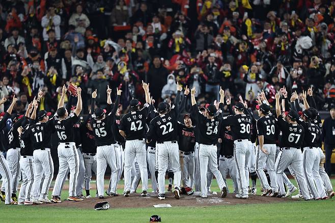 LG 트윈스 선수들이 31일 대전한화생명볼파크에서 열린 2025 프로야구 KBO리그 포스트시즌 한국시리즈 한화 이글스와의 5차전에서 승리하며 통합 우승을 차지한 뒤 기뻐하고 있다. 연합뉴스