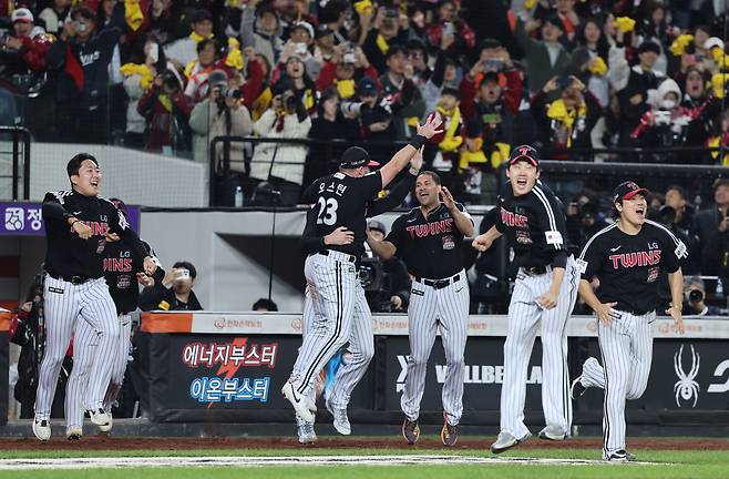 31일 대전한화생명볼파크에서 열린 2025 프로야구 KBO리그 포스트시즌 한국시리즈 5차전 LG 트윈스와 한화 이글스의 경기. 4-1로 승리를 거두며 우승을 확정지은 LG 선수들이 기뻐하고 있다. 연합뉴스