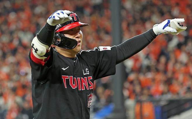 31일 대전한화생명볼파크에서 열린 2025 프로야구 KBO리그 포스트시즌 한국시리즈 5차전 LG 트윈스와 한화 이글스의 경기. 8회초 무사 1루 때 안타를 치고 출루한 LG 김현수가 대주자로 교체되며 관중에게 인사하고 있다. 연합뉴스