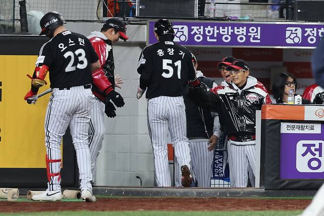 31일 대전한화생명볼파크에서 열린 2025 프로야구 KBO리그 포스트시즌 한국시리즈 5차전 LG 트윈스와 한화 이글스의 경기. 6회초 1사 2루  김현수 1타점 적시타로 홈인한 홍창기를 LG 염경엽 감독이 반기고 있다. 연합뉴스