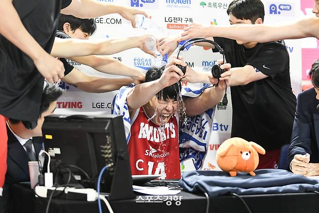 SK 최부경이 31일 한국가스공사전에서 승리한 뒤 인터뷰 도중 동료들의 물세례를 받고 있다. KBL 제공