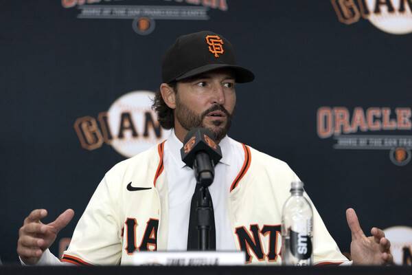 ▲ 대학 지도자를 선임해 화제를 모은 샌프란시스코 자이언츠, 토니 비텔로의 취임 기자회견을 열었다. ⓒ연합뉴스/AP/REUTERS