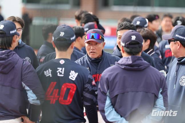 롯데 선수단이 2025 울산-KBO Fall League 준결승에서 미팅을 하고 있다. /사진=롯데 자이언츠 제공