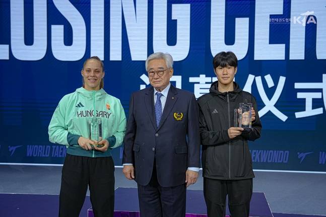 남자부 MVP를 차지한 서은수(오른쪽). /사진=대한태권도협회