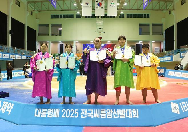 경상남도 거창군 거창스포츠파크실내체육관에서 열린 ‘대통령배 2025 전국씨름왕선발대회’ 각 체급별 우승자들이 함께 기념사진을 찍고 있다. /사진=대한씨름협회 제공