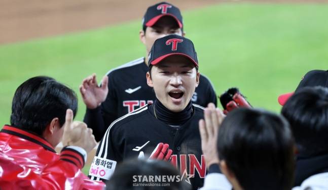 박해민(가운데)이 4회말 호수비를 펼친 뒤 더그아웃으로 돌아오고 있다. /사진=김진경 대기자