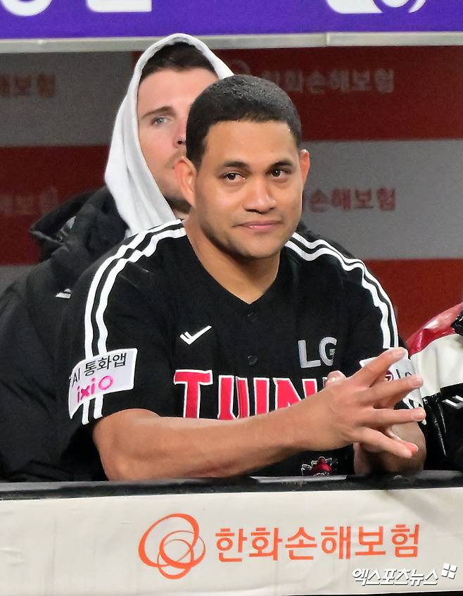 30일 오후 대전 한화생명 볼파크에서 열린 '2025 신한 SOL Bank KBO 한국시리즈' LG 트윈스와 한화 이글스의 4차전 경기, LG 치리노스가 경기를 지켜보고 있다. 대전, 김한준 기자