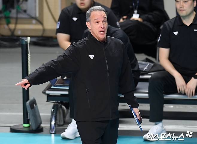 31일 오후 서울 장충체육관에서 열린 ‘도드람 2024-2025 V-리그’ 우리카드와 한국전력의 경기, 우리카드 파에스 감독이 작전을 지시하고 있다. 엑스포츠뉴스 DB