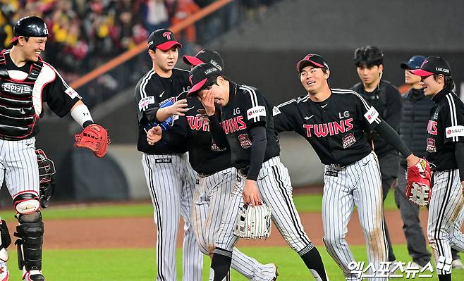 30일 오후 대전 한화생명 볼파크에서 열린 '2025 신한 SOL Bank KBO 한국시리즈' LG 트윈스와 한화 이글스의 4차전 경기, 9회에만 6점을 뽑아낸 LG가 한화에 7:4 역전승을 거두며 통합우승에 단 1승만을 남겨뒀다.  이날 경기에서 승리한 LG 박해민이 눈물을 흘리고 있다. 대전, 김한준 기자