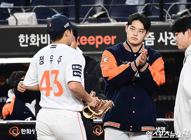 31일 오후 대전한화생명볼파크에서 열린 '2025 신한 SOL Bank KBO 한국시리즈' LG 트윈스와 한화 이글스의 경기, 4회초 무사 1루 한화 정우주가 교체되어 더그아웃으로 향하며 문동주의 격려를 받고 있다. 대전, 박지영 기자