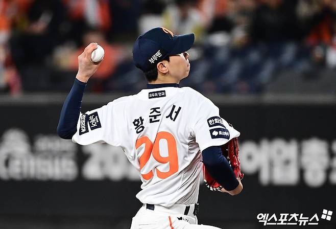31일 오후 대전한화생명볼파크에서 열린 '2025 신한 SOL Bank KBO 한국시리즈' LG 트윈스와 한화 이글스의 경기, 4회초 무사 1루 한화 황준서가 역투하고 있다. 대전, 박지영 기자