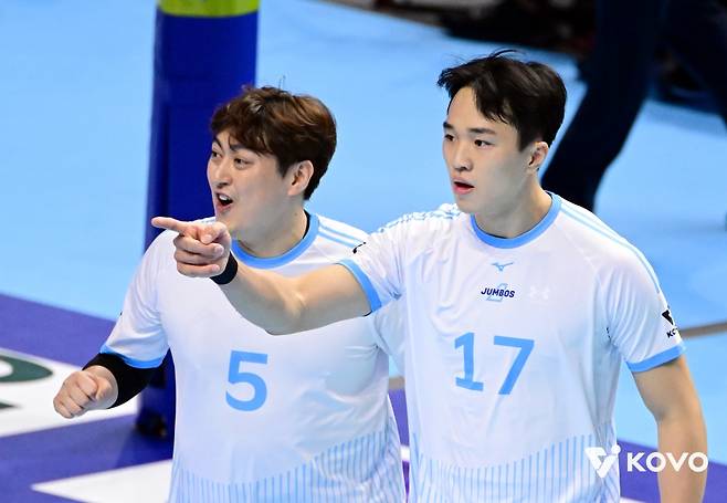 31일 오후 인천 계양체육관에서 열린 '진에어 2025-2026 V-리그' 남자부 1라운드 대한항공과 우리카드의 경기, 대한항공 임동혁(오른쪽)이 공격 성공 후 동료들과 기쁨을 나누고 있다. KOVO