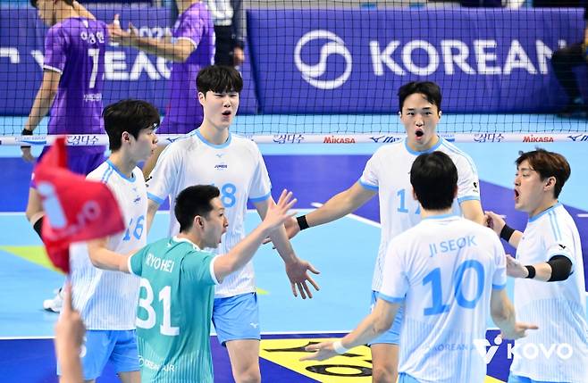 31일 오후 인천 계양체육관에서 열린 '진에어 2025-2026 V-리그' 남자부 1라운드 대한항공과 우리카드의 경기, 대한항공 선수들이 득점 후 기뻐하고 있다. KOVO