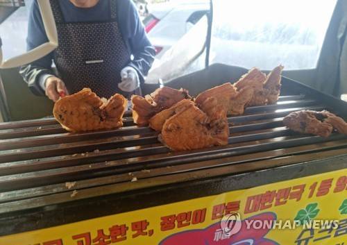 이른 추위에 등장한 붕어빵 (서울=연합뉴스) 서윤호 인턴기자 = 지난 28일 오후 새문안교회 인근의 노점에서 팔고 있는 붕어빵. 2025.10.31