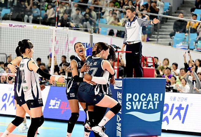 홈 개막전 승리 후 환호하는 한국도로공사 선수들  [한국배구연맹 제공. 재판매 및 DB 금지]