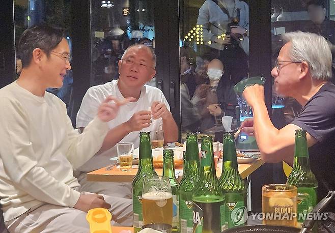 젠슨 황·이재용·정의선 '치맥회동' (서울=연합뉴스) 김보경 기자 = 젠슨 황 엔비디아 최고경영자가 30일 서울 삼성동 한 치킨집에서 진행된 이재용 삼성전자 회장, 정의선 현대차그룹 회장과 치맥 회동을 하고 있다. 2025.10.30 vivid@yna.co.kr